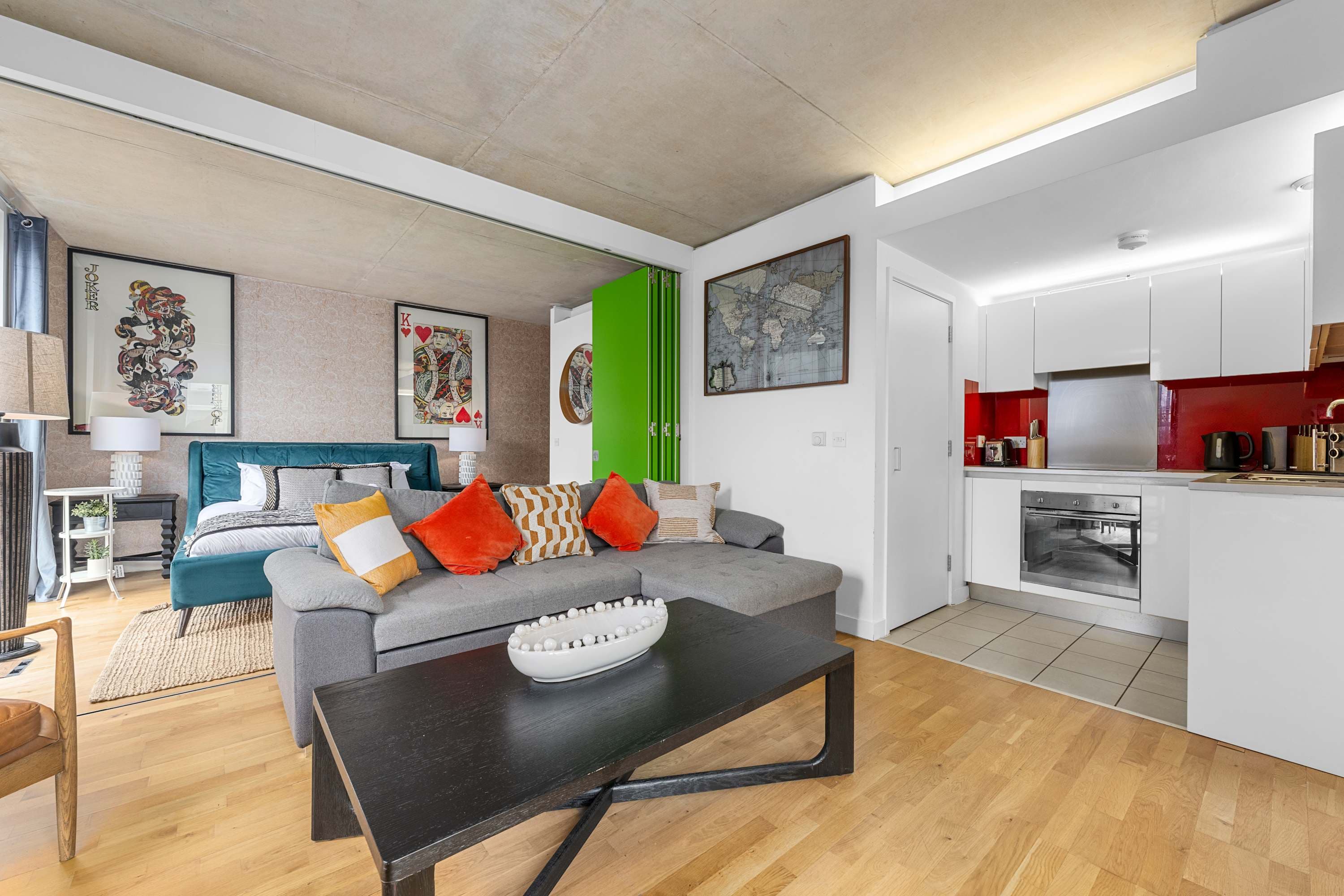 Refurbished Canalside Flat, Balcony, Tram 30 Secs